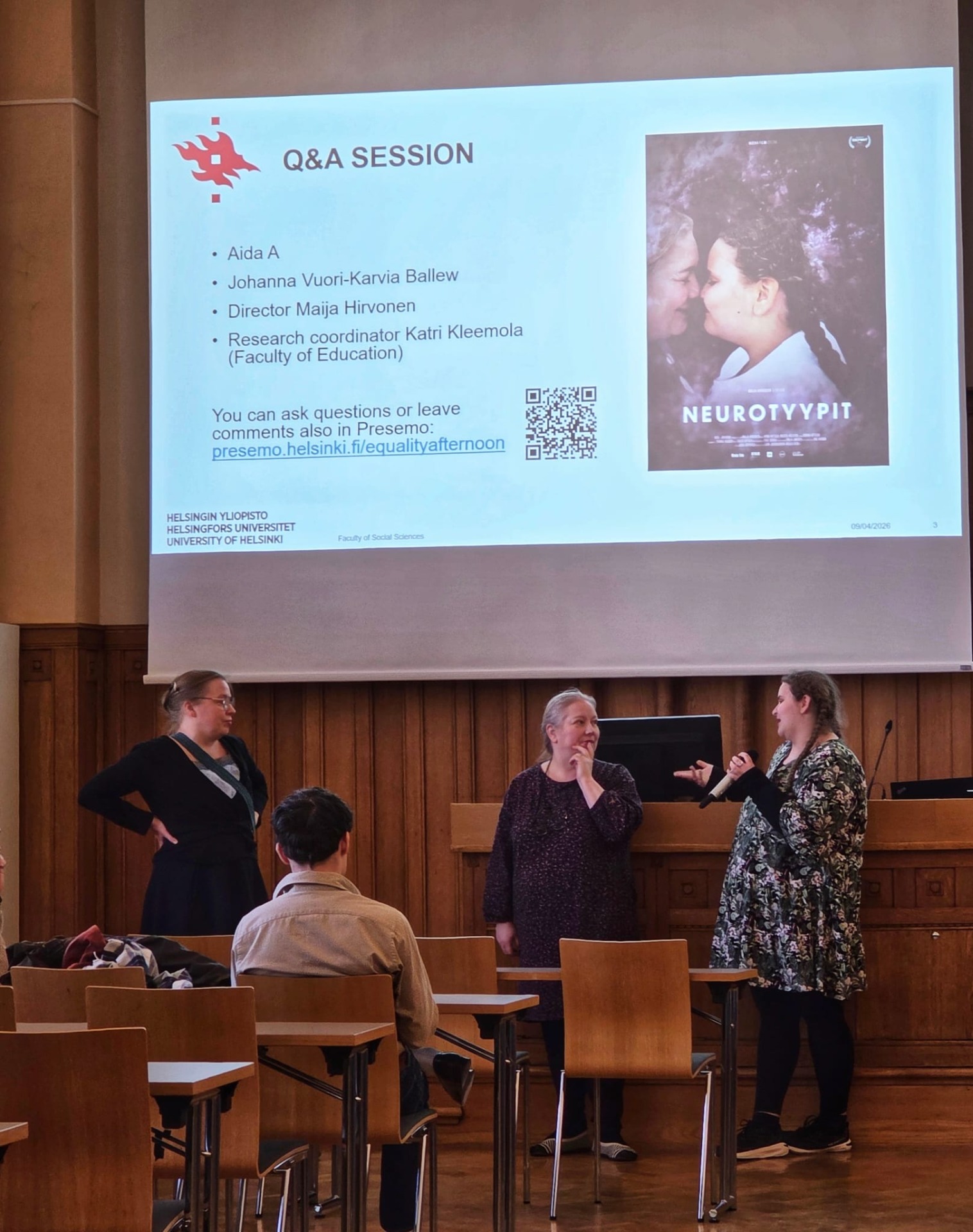 Kuvassa Neurotyypit elokuvaesityksen jälkeinen keskustelu, jossa elokuva ohjaaja Maija Hirvonen, Aidan ja Johanna keskustelevat Helsingin Yliopistolla.