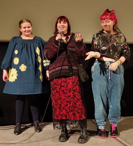 Kuva, jossa Aida, Paula ja Mirette keskustelevat Neurotyypit elokuvasta ja aktivismin merkityksestä.