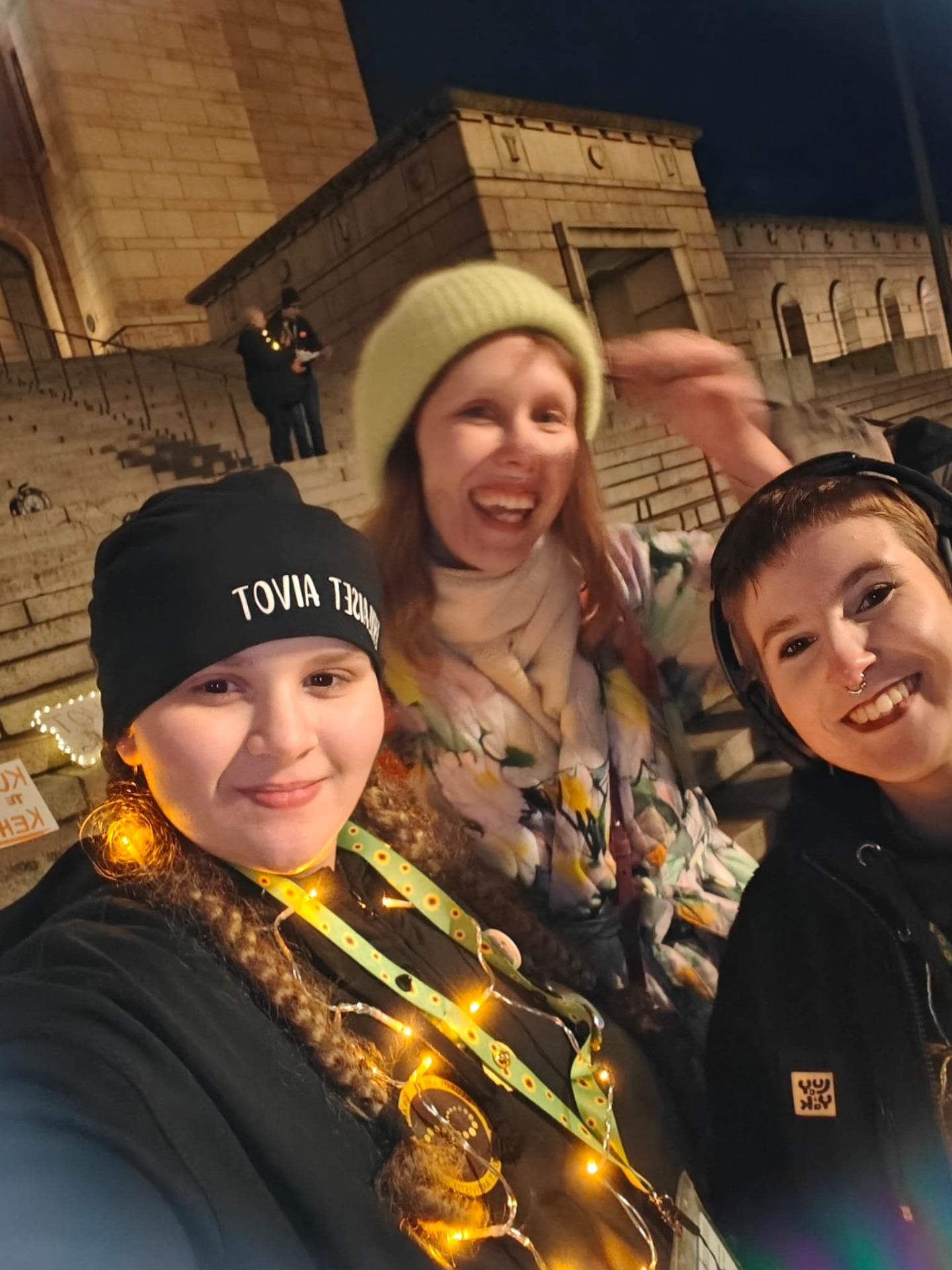 Kuvassa Aida, Riikka ja Paula eduskuntatalon portailla.